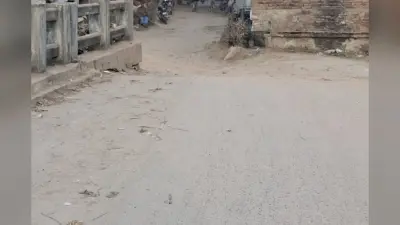 सीवान में 15 साल बाद भी नहीं बना पुल का एप्रोच पथ, बरसात में जान जोखिम में डालकर गुजरते हैं लोग